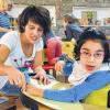 Das ist klasse: In Gemeinschaft mit anderen Kindern zu malen, macht der siebenjährige Talia besondere Freude.