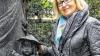 Erinnert an den großen Japan-Forscher: Marianne Möller ist immer wieder entzückt von den asiatischen Putten, die das Siebold-Denkmal zieren.