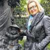 Erinnert an den großen Japan-Forscher: Marianne Möller ist immer wieder entzückt von den asiatischen Putten, die das Siebold-Denkmal zieren.