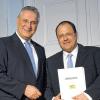 Bürgermeister Martin Umscheid (rechts) nahm von Innenminister Joachim Herrmann die „besondere Anerkennung“ für die gelungene Ortsgestaltung in Röttingen in Empfang.