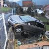Durchbruch: Unbemannt durchbrach dieses Auto am 4. Dezember 2013 einen Zaun in der Wernfelder Oberdorfstraße, nachdem es sich an seinem Parkplatz oberhalb am Berg selbstständig gemacht hatte. Seither streiten sich die Versicherung, die Stadt Gemünden und der Grundstückseigentümer um die Art des Schadens und die Bezahlung. Ein Durchbruch zur Lösung des Problems ist auch nach elf Monaten noch nicht in Sicht.