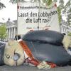 Lobbyismus im Berliner Politikbetrieb: Plakativ demonstrierten vor einigen Jahren mehrere Organisationen vor dem Reichstagsgebäude gegen den Einfluss vor allem von Wirtschaftslobbyisten. Aber auch sie haben im Umfeld des Bundestags mittlerweile starke Vertretungen aufgebaut, die in die Politik einwirken sollen.