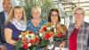(schd)   Zusammen werfen die beiden Riegler-Damen 50 Jahre in die Waagschale. Nicht verwandt und nicht verschwägert begannen Heike Riegler und Carmen Riegler im Herbst 1989 fast zeitgleich ihr Angestelltenverhältnis in der Gemeinde Grafenrheinfeld. Carmen Riegler kam als Berufspraktikantin nach Grafenrheinfeld und wurde am 1. September 1989 als Erzieherin im Fröschloch-Kindergarten angestellt. Mit einer kleinen Unterbrechung durch Elternzeit ist Carmen Riegler dort seit Jahren als stellvertretende Leiterin um das Wohl der Kinder besorgt und verantwortlich für die Kinderkrippe, die sie seit Installation der frühkindlichen Betreuung mit „viel Herzblut und Engagement“ leitet, so Bürgermeisterin Sabine Lutz in einer kleinen Feierstunde. Heike Riegler ist im Rathaus anzutreffen. Sie begann ihre berufliche Laufbahn am 1. Oktober 1989 als Verwaltungsangestellte und durchlief verschiedene Bereiche. Seit 1991 ist sie als „guter Geist“ im Sekretariat tätig und hat bereits drei Bürgermeister erlebt. Auch der noch recht neue Geschäftsleiter Thomas Meyer lobte Heike Riegler als „Vorzimmerdame, wie man sie sich besser nicht wünschen könnte“. Sie ist Ansprechpartnerin in vielen Belangen und für ihre Akribie und PC-Erfahrung bei allen Mitarbeitern bekannt. Die Glückwünsche des Personals überbrachte Elisabeth Dellermann. Zum Jubiläum überreichte Bürgermeisterin Sabine Lutz die Dankurkunden der Gemeinde und einen Blumenstrauß, den die Rathauschefin selbst besorgt hatte, wie sie schmunzelnd zugab. Denn das erledigt sonst Heike Riegler und das ging ja diesmal nicht.