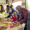 Was kommt aufs Brot? Für das gesunde Pausenbrot, das Melanie Mangold im Kindergarten anbot, interessierten sich vor allem Mütter. Auch Leiterin Tanja Früh schaute ihr über die Schulter.