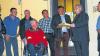 Ein Ordner voller Unterschriften: Unser Bild zeigt von links Markus Schorn, Markus Hahn, dritten Bürgermeister Reinhold Klein, Ferdinand Walter, zweiten Bürgermeister Günther Stottele, ersten Bürgermeister Hermann Niediek, Georg Pannek und Klaus Wichler.