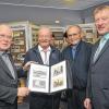 Ansichten und Einsichten: Sammler Rudolf Ruhl, VHS-Vorsitzender Karl Ludwig, Sammler Franz Schöfer und Bürgermeister Peter Juks bei der Eröffnung der Ausstellung historische Ansichtskarten.