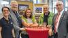 Schwarz-Weiß-Bunt: Die Ausstellung des Fotoclubs Bad Neustadt in der Sparkasse in der Meininger Straße eröffneten (von links): Noreen Schwarzmeier, Georg Eisemann, Sylvia Seith, Traugott May und Sparkassendirektor Georg Straub.