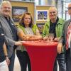 Schwarz-Weiß-Bunt: Die Ausstellung des Fotoclubs Bad Neustadt in der Sparkasse in der Meininger Straße eröffneten (von links): Noreen Schwarzmeier, Georg Eisemann, Sylvia Seith, Traugott May und Sparkassendirektor Georg Straub.