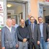 (gmg)   Seit kurzem findet man die Pizzeria Rusticana in Gerolzhofen nicht mehr in der Bahnhofstraße, sondern man bekommt Pizza und Pasta in vielen verschiedenen Variationen jetzt vielmehr am Marktplatz der Stadt serviert. Bürgermeister Thorsten Wozniak überbrachte bei der Eröffnung am neuen Standort dem Geschäftsführer Kemal Berk die Grüße der Stadt. Rudi Kühl, der Vorsitzende des Gewerbevereins Gerolzhofen-aktiv zeigte sich ebenfalls über die Belebung des Marktplatzes erfreut. Auf der Fotografie von links der Gerolzhofen-aktiv-Vorsitzende Rudi Kühl, Domenico Trovarelli, Kemal Berk, der Geschäftsführer der Pizzeria Rusticana, der stellvertretende Bürgermeister Erich Servatius, der Gerolzhöfer Bürgermeister Thorsten Wozniak und der dritte Bürgermeister der Stadt, Markus Reuss.