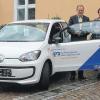 Einen VW take up übergab Helmut Kraft, Direktor der Raiffeisenbank Main-Spessart, am Donnerstag an Helga Wild-Krämer, die Leiterin der Familienpflege des Diakonischen Werks Lohr.