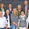 (plo)   Der Hospizverein Würzburg hat seit 1994 eine Regionalgruppe in Kitzingen. Dieses Jubiläum wurde jetzt in einer kleinen Feierstunde mit Informationen, Lesungen und einem gemütlichen Beisammensein begangen. Der Hospizverein begleitet Menschen auf der letzten Wegstrecke ihres Lebens. Diese Hospizbegleitung schließt auch das soziale Umfeld des Kranken mit ein. Die Angehörigen erhalten Hilfestellungen, um den bevorstehenden Abschied zu bewältigen, heißt es in einer Mitteilung der Kitzinger Gruppe. Der Hospizverein begleitet Menschen auf ihrem Weg durch die Trauer. Unser Foto zeigt die zehn Männer und Frauen, die als Hospizhelfer im Landkreis Kitzingen zur Verfügung stehen: (hintere Reihe von links): Marco Klier, Birgit Graber, Koordinatorin Hospizverein Würzburg, Irina Krüger-Gernert, Ute Dodt und Eberhard Arnold sowie (vorne) Norbert Niedermeyer, Ursula Urban, Susanne Klinger, Lydia Lemke, Ottilie Endres und Gisela Ott.
