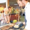 Gesund gekocht: Ludwig Fischbach (rechts im Bild) zeigt mit seinem „Showcooking“, dass gutes Essen durchaus auch gesund sein kann.