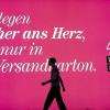 Plakativ: Ein Mann geht am Stand des Börsenvereins des Deutschen Buchhandels vorbei an einem Leuchtplakat vorbei, dessen Adressat unschwer zu erraten ist.