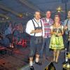 (gkr)   Jung und Alt in Feierlaune: Die Stimmung im – natürlich wieder – vollen Festzelt war auch beim dritten Abtswinder Weinfestsamstag super. Selbst aus Zwickau waren Gäste da, von denen einer am Mikrofon dann gleich eine Liebeserklärung an Abtswind aussprach. Die „Frankenräuber“ taten ihr Übriges und begeisterten ihr Publikum, das von Weinprinzessin Lisa Frister, Bürgermeister Jürgen Schulz und Dieter Eckoff, Vorsitzender des Fremdenverkehrs- und Heimatvereins, begrüßt wurde. Fröhliche Partystimmung wartet auf die Besucher und Fans aber nicht nur an den nächsten beiden Samstagen im Oktober mit den Gruppen „Die Rebellen“ und „Die Dorfrocker“, der Fremdenverkehrsverein hat auch „Revolver“ für Freitag, 17. Oktober, nach Abtswind geholt. Einlass ist um 20.30 Uhr, die Band spielt ab 21.30 Uhr. Karten gibt es an den üblichen Vorverkaufsstellen und Infos unter www.abtswind.de. Die Band widmet sich mit großer Spielfreude dem handgemachten Groove, dem erdigen Rock und der Popmusik der 70er und 80er Jahre. Einige Tausend Besucher haben bisher das „stimmungsvolle Weinfest in Franken“ besucht, 10 000 werden es wohl am Ende wieder gewesen sein, die die Abtswinder Gastfreundschaft genossen haben.