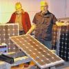 Hilfe für Flüchtlinge: Christoph Baare (links) und Ewald Greif beim Prüfen der Solarpaneele, die eines Tages Bürgerkriegsflüchtlingen zur Verfügung gestellt werden sollen, um diese nach der Rückkehr in ihrer Heimat mit Solarstrom zu versorgen.