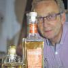 Günter Wecklein aus Binsbach präsentiert seinen ersten fränkischen Whisky.