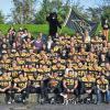 (lw)    Die Würzburger American-Football-Mannschaft Panthers hat den Aufstieg in die Bayernliga geschafft. Mit 28:13 besiegte das Team der Freien Turnerschaft Würzburg am Sonntag die zweite Garde der Allgäu Comets in Kempten. „Das war eine abgefahrene Leistung“, sagt Johannes Brandt, einer der Würzburger Trainer. „Die Jungs sind über sich hinausgewachsen.“ Wichtig sei gewesen, gleich zu Beginn Punkte zu holen, was mit zwei Touchdowns im ersten Viertel auch gelang. „Wir waren gut vorbereitet, haben kaum Fehler gemacht, wenig Strafen bekommen und waren sehr konzentriert“, sagt Brandt über die Leistung der Mannschaft. Während der Saison habe sich das Team merklich weiterentwickelt, was schlussendlich zum Aufstieg führte. „Das war eine deutliche Leistungssteigerung vom ersten Spiel bis zum Finale. Vergleicht man beide, stand am Sonntag eine komplett andere Mannschaft auf dem Platz“, so Brandt. Dazu beigetragen habe auch die Unterstützung der Fans, denn zu den 41 Spielern kamen noch ein halbes Dutzend Betreuer und etwa 40 Fans aus Würzburg mit nach Kempten. Bei dem Auswärtssieg war auch der Panthers-Spieler Madiama Diop dabei, denn der Asylbewerber hatte eine Ausnahmegenehmigung von der Residenzpflicht bekommen. Im August war dem Senegalesen diese für ein Spiel in Bamberg noch von den Behörden verwehrt worden.