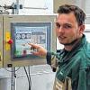 Millimetergenau arbeitet die Maschine nachdem sie Steffen Keller exakt programmiert und per Knopfdruck aktiviert hat.