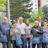 Startschuss am Heuchelhof: Umweltreferent Wolfgang Kleiner (Zweiter von links), Christian Göpfert (Klimaschutzbeauftragter, Fünfter von rechts), Stadtplanerin Yvonne Beck (Siebte von rechts) und Quartiersmanagerin Hermine Seelmann (Zweite von rechts) verabschiedeten die ersten Energielotsen.