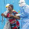 Mediziner mit Ebola-Patientin.