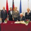 Dankbar für die Freundschaft: Botschafter Michael Collins trägt sich ins Goldene Buch der Stadt Würzburg ein. Von links: Eva-Maria Barklind-Schwander (Büro Würzburg International), Matthias Fleckenstein (Deutsch-Irische Gesellschaft), George Jones, Marie und Micael Collins, AAsa Petersson-Schuchardt und Oberbürgermeister Christian Schuchardt.