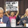 Anhörung im Senat: Während US-Verteidigungsminister Chuck Hagel (links) und Generalstabschef Martin Dempsey die Strategie der USA im Kampf gegen die IS-Terroristen erläutern, protestieren Mitglieder der Bürgerrechtsbewegung Code Pink gegen den Einsatz der Amerikaner im Irak.