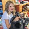 (noh)   Zur Familienpreview von „Lola auf der Erbse“ bekommt das Cineworld im Dettelbacher Mainfrankenpark Besuch: Am Sonntag (31. August) zur 15 Uhr-Vorstellung werden die Hauptdarstellerin Tabea Hanstein aus Rödelsee, der Würzburger Regisseur Thomas Heinemann, die Buchautorin Annette Mierswa sowie Schauspieler Tobias Oertel und der Würzburger Musiker Markus Hammer erwartet. Tabea Hanstein, hier auf einem Foto von 2013, ist Schülerin am Armin-Knab-Gymnasium in Kitzingen. Sie und ihre Kollegen erzählen am Sonntag von den Dreharbeiten der Buch-Verfilmung am Main bei Marktsteft sowie in Iphofen und Sommerhausen. „Lola auf der Erbse“ erzählt die spannende Geschichte von Lola, die nach dem Auszug ihres Vaters um ihre Familie und ihren besten Freund kämpft. Infos und Karten unter  (09302) 9313, im Internet: www.cineworld-main.de oder an den Kinokassen.