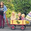 Mit dem Bollerwagen geht die Fahrt durch den Geiersgraben in Schaippach. Katharina Huber (von links) unternimmt mit Mia Carolin, Oskar und Nele einen Ausflug im Tigerentenexpress.
