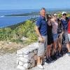 Gruppenbild auf Dugi Otok: (von links) die Lohrer Schwimmcrew mit Trainer Ralf Luge, Kathrin Anderlohr, Leonie Rybol, Elena Ruf, Fabian Anderlohr und Daniel Luge.
