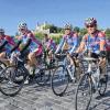 Auf nach Fulda: Das 22-köpfige Chariteam startet auf der Alten Mainbrücke in Würzburg in die vierte Tour-Etappe.