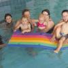 Zusammen im Wasser: Eltern-Kind-Schwimmen im Rahmen des Ferienspaßes.