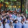 Atmosphäre: Wenn, wie hier am Samstagabend, die Lampen leuchten und Musik von der Bühne herüberweht, ist die Stimmung im Ringpark kaum zu toppen.