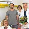 (mr)   Ein rückläufige Geburtenquote scheint in der Missonsärztlichen Klinik nicht zu geben. Fast eine Woche früher als im vergangenen Jahr: Hier ist das 1000. Baby, das in der Missionsärztlichen Klinik in diesem Jahr das Licht der Welt erblickte. Mutter und Kind waren glücklich und wohlauf und Hebammen und Ärzte zufrieden mit dem Verlauf der Geburt. Es war am Montag, 4. August um 9.26 Uhr als das freudige Ereignis stattfand. Chefarzt Hanns-Jörg Grimminger gratulierte Mutter Nadine Szafranski und Vater Jan Szafranski zur Geburt ihrer Tochter Julia und wünschte alles Gute für die Zukunft. Hinten: Inga Frauenschuh, Stationsärztin in der Gynäkologischen Abteilung.