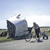 Alltag an der Absturzstelle: Eine Frau schiebt ihr Fahrrad an einem Trümmerteil der abgestürzten malaysischen Boeing vorbei.