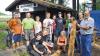Arbeitseinsatz: Viele fleißige Hände, darunter die von Bürgermeister Georg Rath (rechts), packen bei der Renovierung der „Herbschter Hütte“ mit an. Mit im Bild die Gemeinderäte Heike Reichert und Andreas Sude (Jugendbeauftragter) sowie Gemeindearbeiter Thomas Schmitt und Zimmerer Thomas Weidmann.