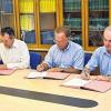Vertragsunterzeichnung (von links): Hermann Ruppert, Landrat Reinhard Frank und Robert Dam-bach.