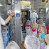 Besuch beim Metzger: Die Kindergartenkinder ließen sich das Wurstmachen zeigen.
