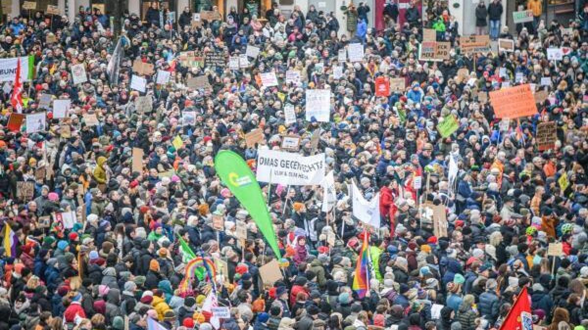 Liebeserkl-rung-an-die-Demokratie-Junge-Menschen-planen-Demo-auf-dem-Ulmer-M-nsterplatz