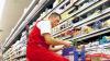 Ein Job, der in die Knie geht: Regale einräumen im Supermarkt.