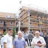 Mehrere Generationen unter einem Dach: Architekt Michael Stöhr, Bauherr Karl Keupp und Pfarrer Alfred Singer (von links) freuen sich beim Richtfest über den Baufortschritt.