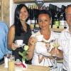 Wein und Kaffee: Bei Schneider Weinkonzepte gibt es beides. Hier stoßen darauf an (von links) Bürgermeister Paul Kruck, Madeleine Hautzinger, Barbara Ackermann-Schneider und Gerald Schneider.