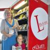 Die siebenjährige Frieda Med und Buchhändlerin Petra Pohl probierten den „LES-O-MAT“ aus.