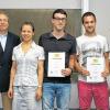 (kwi)   Josephin Köhler (Zweite von links) hat die Berufsfachschule für Physiotherapie Schweinfurt mit der Note 1,3 abgeschlossen. Dafür bekam sie den Staatspreis, mit dem die Regierung von Unterfranken Schüler für herausragende Leistungen und ein überdurchschnittliches Engagement auszeichnet. Schulleiterin Petra Anders (rechts) überreichte Matthias Gegner (Note 1,4) und Daniel Lommel (1,5) eine Anerkennungsurkunde der Schule. Die Ausbildung an der Berufsfachschule dauert drei Jahre und schließt mit einem Examen ab. Die praktische Ausbildung findet in enger Zusammenarbeit mit dem Leopoldina-Krankenhaus statt. Links im Bild Rainer Schua, der Vertreter der Regierung von Unterfranken.