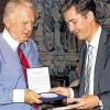 Ausgezeichnet: Alt-Oberbürgermeister Jürgen Weber wird vonOberbürgermeister Christian Schuchardt für 30 Jahre ehrenamtlicheArbeit im Stadtrat geehrt. Bild: Claudia Penning-Lother