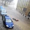 Auf der Luftmatratze unterwegs auf einer Straße in Münster: Vor allem die Region um die nordrhein-westfälische Stadt war von dem heftigen Unwetter betroffen.