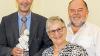 Martha Plein wurde von OB Christian Schuchardt (links) für 25 Jahre  Tätigkeit im Deutschen Sozialwerk (DSW) mit dem Tanzenden Schäfer ausgezeichnet. Rechts steht Reinhold Plein.