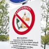 Verbot aufgehoben: Ein Schild, das auf ein Glasverbot aufmerksam machen steht in Konstanz im Herose-Park. Am Verwaltungsgerichtshof in Mannheim beginnt am Donnerstag 26.07.2012 ein Prozess gegen das Verbot von Glasflaschen.