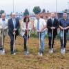 Spatenstich am Wertstoffhof Wachtelberg: Taten gemeinsam den ersten „Stich“, (von links) Alois Fischer (Bürgermeister Unterpleichfeld), Hans Fiederling (Mitglied Verwaltungsrat Kommunalunternehmen), Prof. Alexander Schraml (Vorstand Kommunalunternehmen), Eberhard Nuß (Landrat), Karen Heußner (Stellvertretende Landrätin), Thomas Eberth (Bürgermeister Kürnach, Mitglied Verwaltungsrat Kommunalunternehmen), Alexander Pfenning (Betriebsleiter team orange), Jürgen Bauer (Geschäftsführer Planungsbüro plan2o), Robert Himmel (Prokurist Baufirma Konrad Bau) und Conrad Michael Hummel (Bauleiter Konrad Bau).