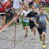 Dreiergruppe im Endspurt: Beim Altenschönbacher Schlossberglauf der Kinder gaben nicht nur die Nachwuchsläufer (von rechts) Josef Braun (SpVgg Laub), Jasper Roishoven (TSV Scheinfeld) und Keano Zapf (TSV Prichsenstadt) vor dem Zieleinlauf noch einmal alles.