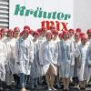 (rt)   Die vielfältige Welt der Kräuter, Tees und Gewürze erlebte die Klasse 11 b der Berufsschule Kitzingen-Ochsenfurt bei der Abtswinder Firma Kräuter Mix. Bei einer Betriebsbesichtigung lernten die angehenden Industriekaufleute im zweiten Ausbildungsjahr mit ihrem Lehrer Bernd Münich die Abläufe in dem Zulieferbetrieb der Lebensmittel- und Pharmaindustrie kennen. In einer Firmenpräsentation wurde den Berufsschülern nicht nur die Geschichte und die Produktbereiche von Kräuter Mix erläutert. Sie erfuhren auch, dass das Unternehmen regelmäßig zwischen 15 und 20 junge Menschen in kaufmännischen und gewerblich-technischen Berufen ausbildet. Beim Gang durch die Produktionshallen bekam die Klasse Einblick in die Herstellung der Kräuter, Tees und Gewürze, die es an verschiedenen Stationen zu entdecken galt, so die Mitteilung der Firma.